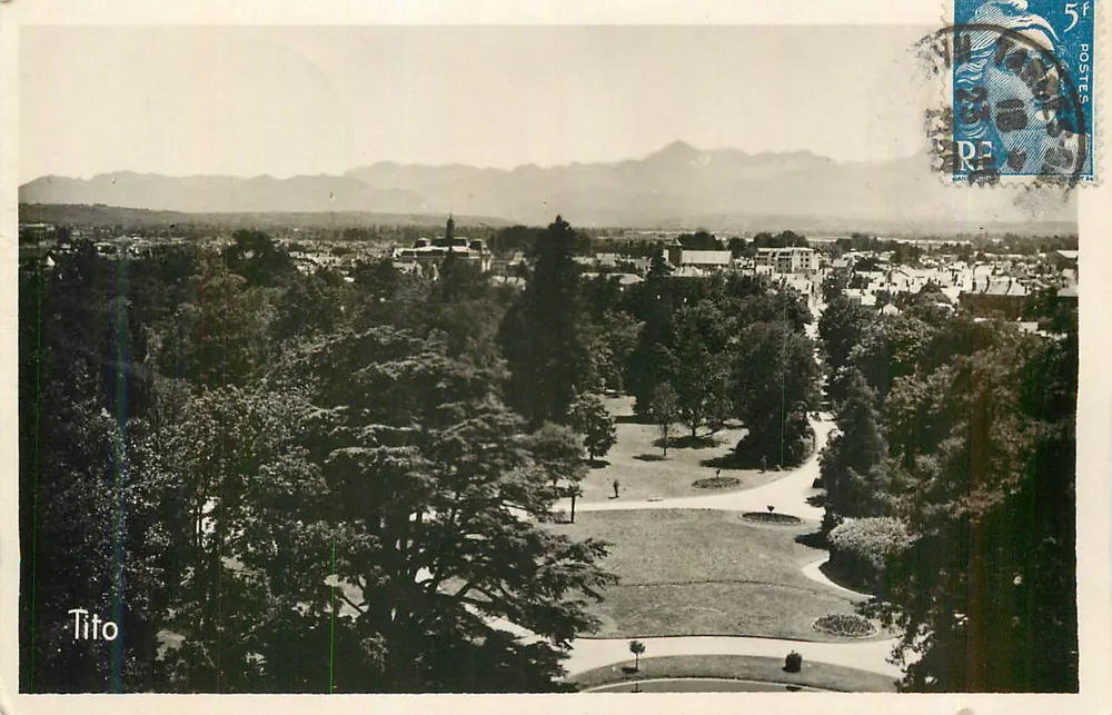 Vista panorâmica de Tito — montanhas no fundo — editor Tito, número de série não visível - Frente