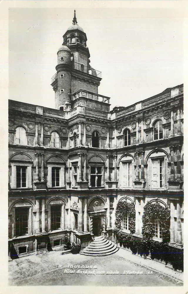Toulouse — Hotel Assézat, a entrada — A Entrada — L.T. - Frente