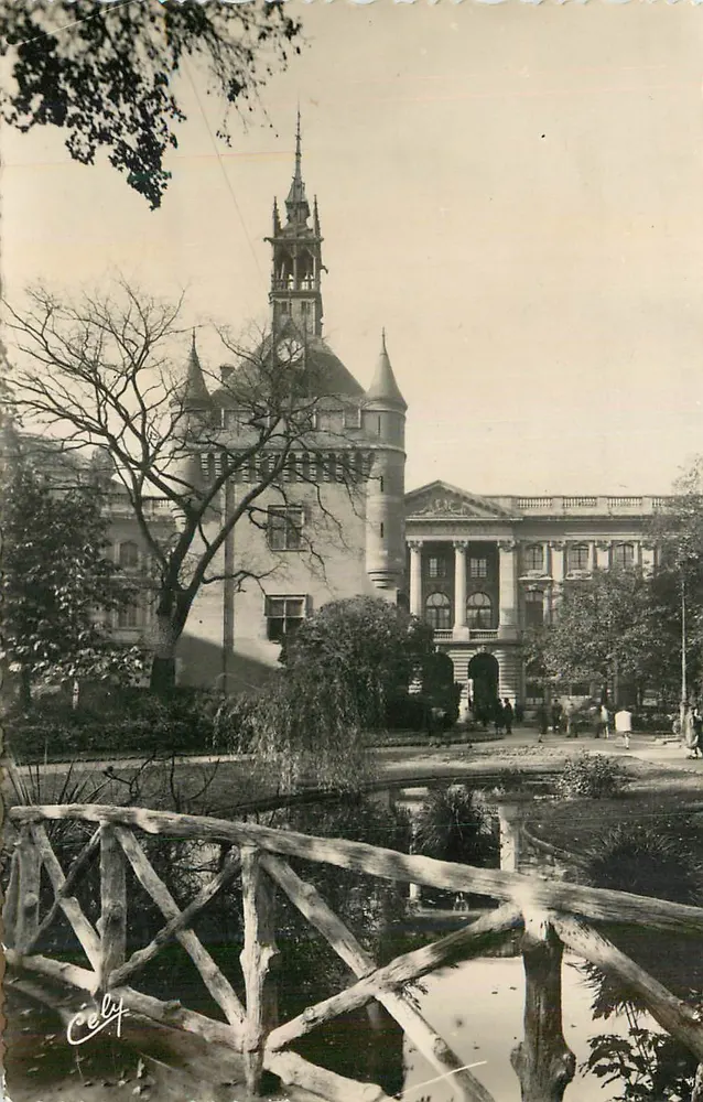 Rathaus von Toulouse — Ansicht mit Teich und Brücke — Cely - Vorderseite