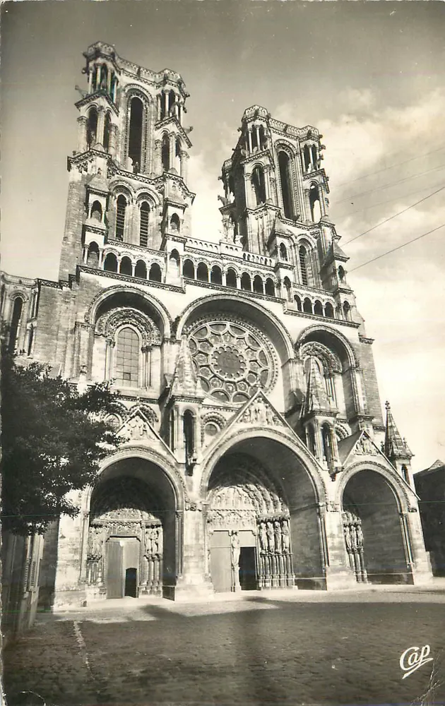 Catedral Nossa Senhora de Reims — vista da fachada — editor Cap - Frente