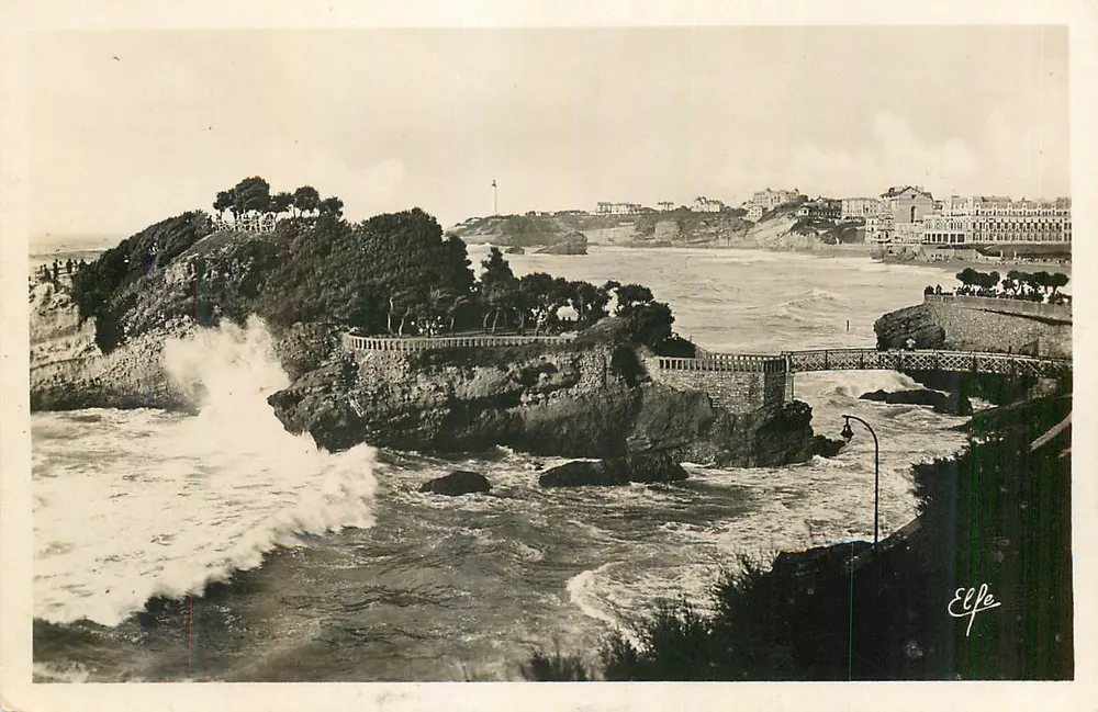 Ondas contra os rochedos em Biarritz — Editor Elfe, número de série não visível - Frente