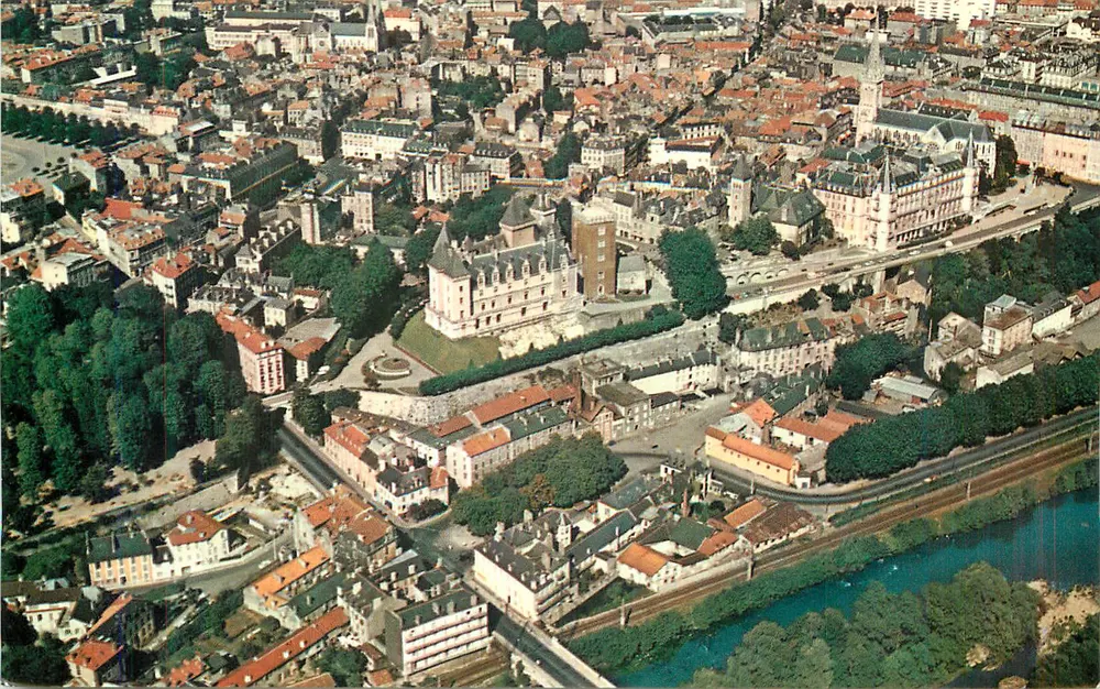 Vista aérea de Besançon — Castelo de Besançon e o rio Doubs — editor não visível - Frente