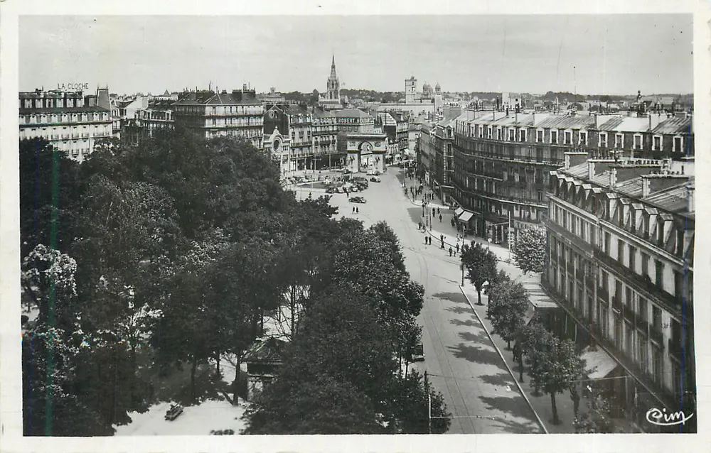 Praça Robert-Houdin — vista aérea — La Cloche, Paris - Frente