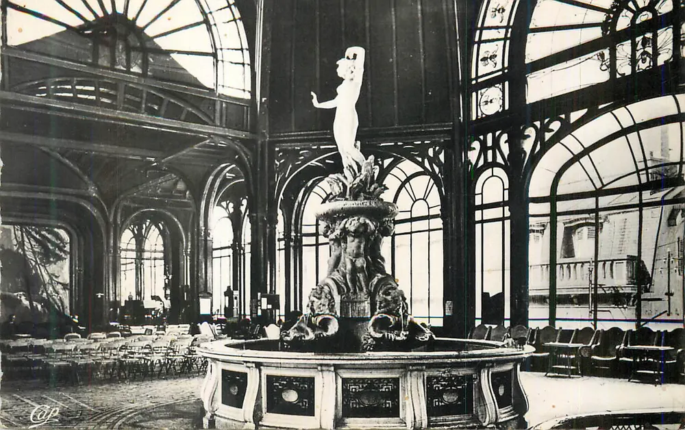 Fonte da Estação de Paris — Interior da estação com estátua central — CPAP - Frente