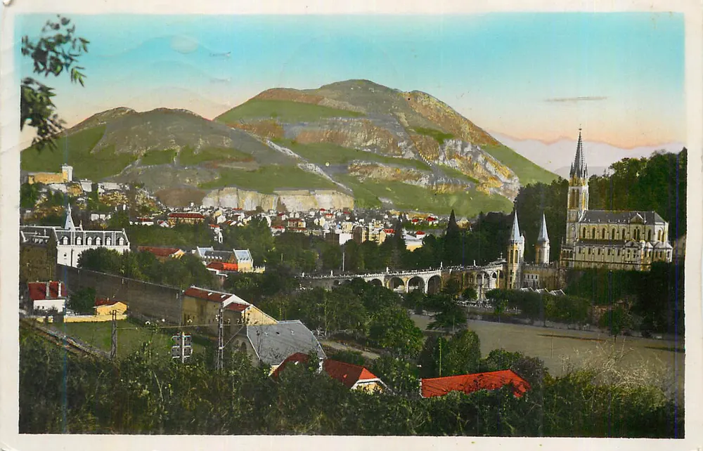 Vista de Pécs — catedral e montanha — editor não identificável - Frente