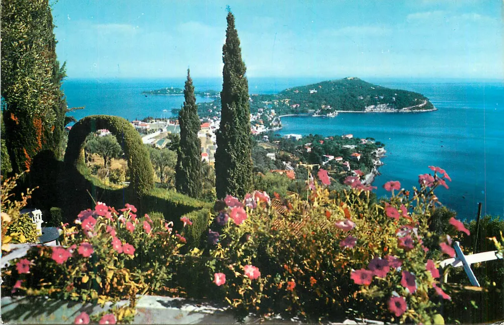 Vista do mar e uma ilha — Jardim com ciprestes e flores — Editor não identificável - Frente