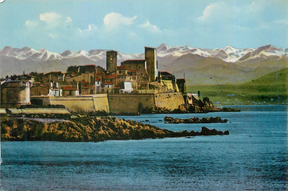 Castellamonte — vista do castelo e das montanhas nevadas — editor não visível - Frente
