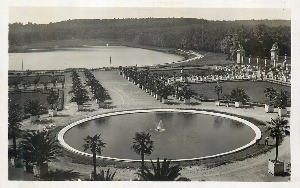 Jardim de Verão — Vista panorâmica com piscina e lago — editor não identificável - Frente