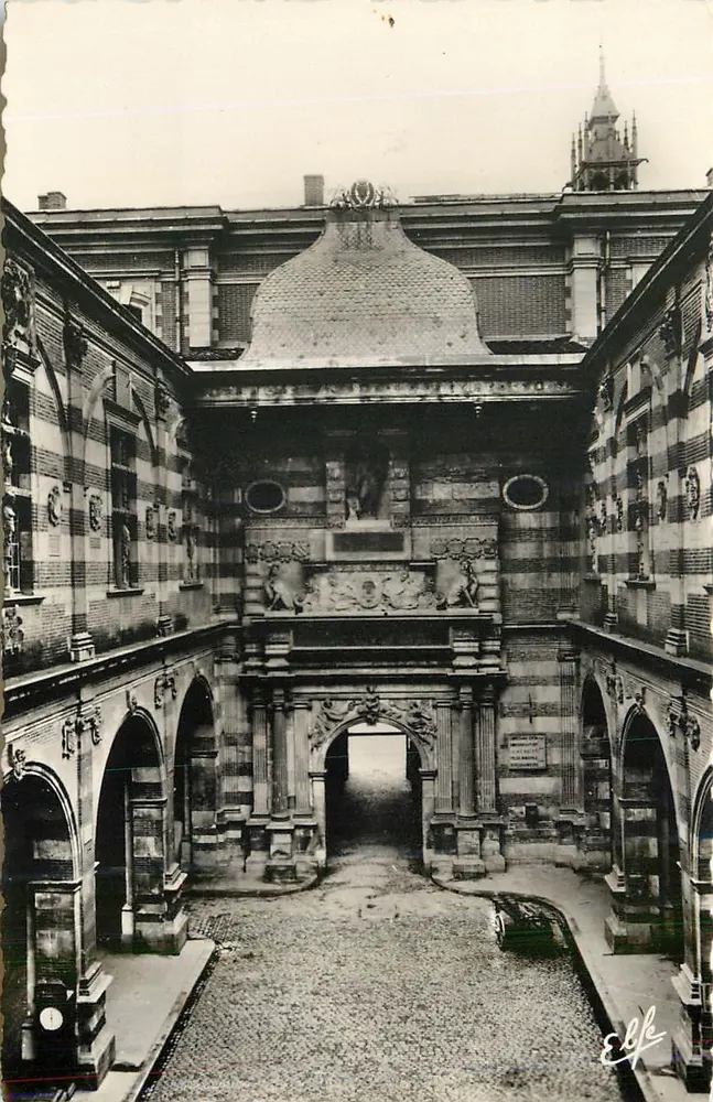 Porta do antigo hospital — vista interior — Editor Elke, n° 13 - Frente