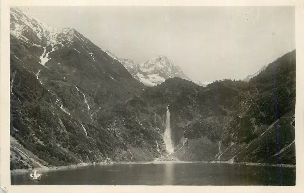 Cachoeira em um lago alpino — vista de montanha nevada — C.A.P. - Frente