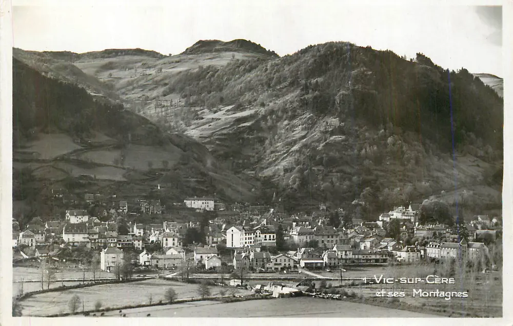 Vic-sur-Cère e suas Montanhas — vista panorâmica — editor não identificado - Frente