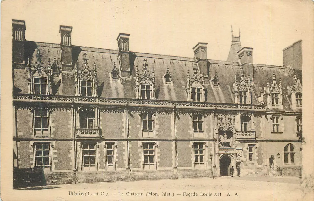 Blois — O Castelo (Mon. hist.) — Fachada de Louis XII — A. A. - Frente