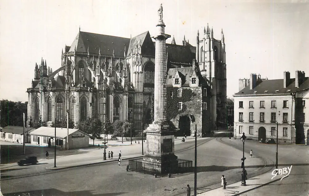 Catedral Nossa Senhora de Rouen — coluna monumental — Gaby - Frente