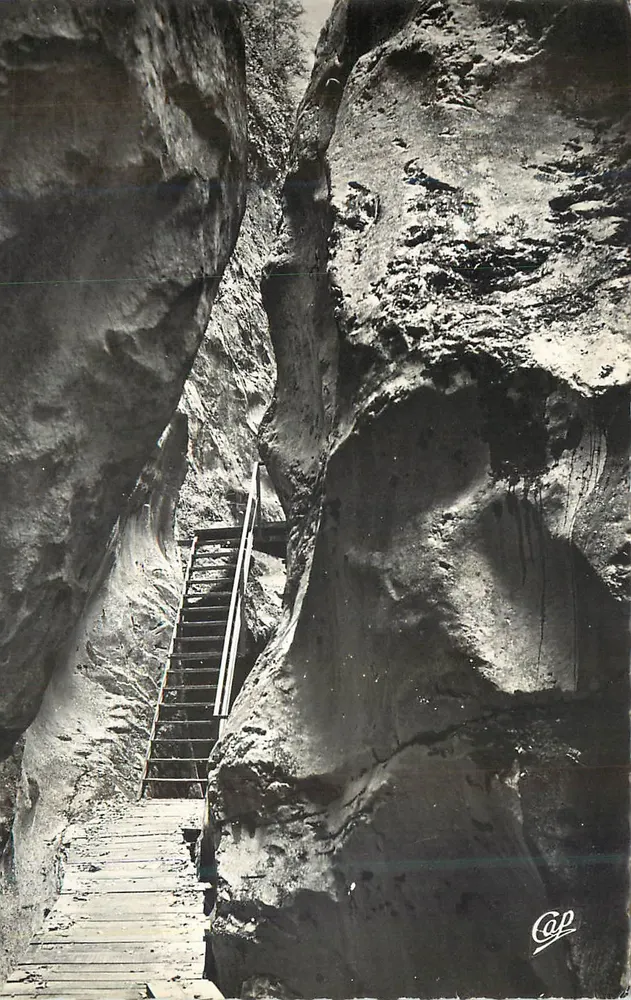 Gruta da Pedra da Espada — escada metálica e ponte de madeira — editor CAP - Frente