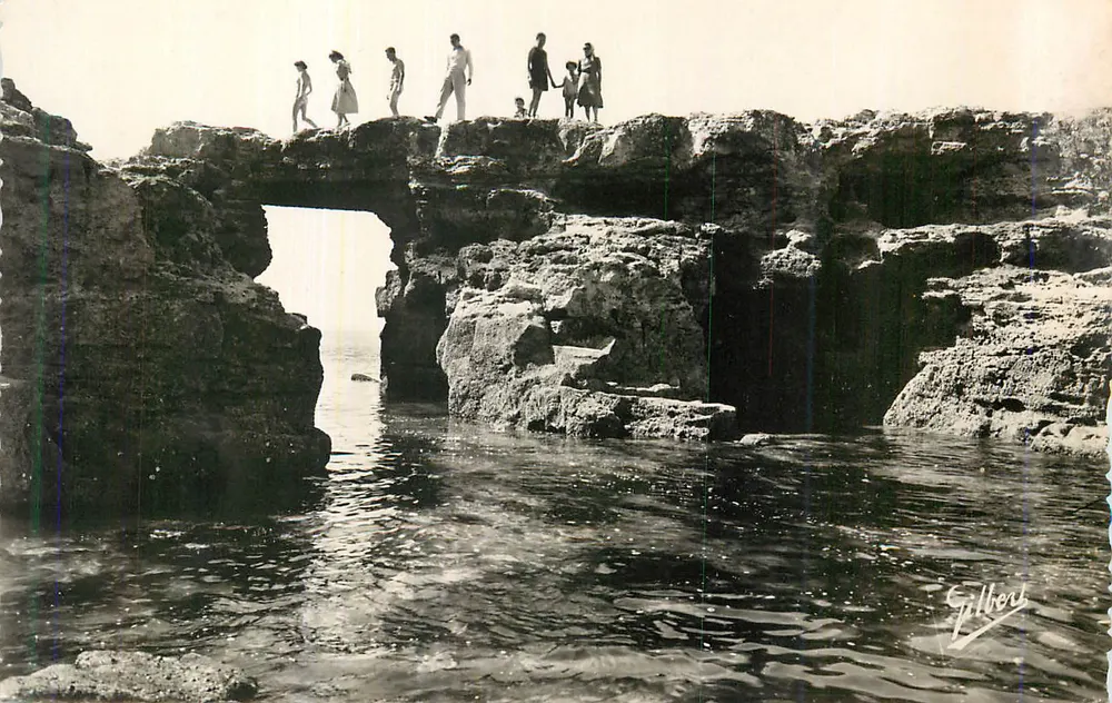 Grotte de la Pierre à l'Étoile — Natural Rock with Arches — Gilbert - Front