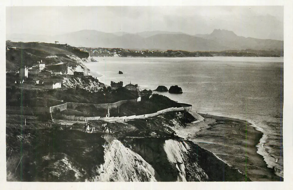 Vista da costa em Saint-Jean-de-Luz — editor não visível - Frente