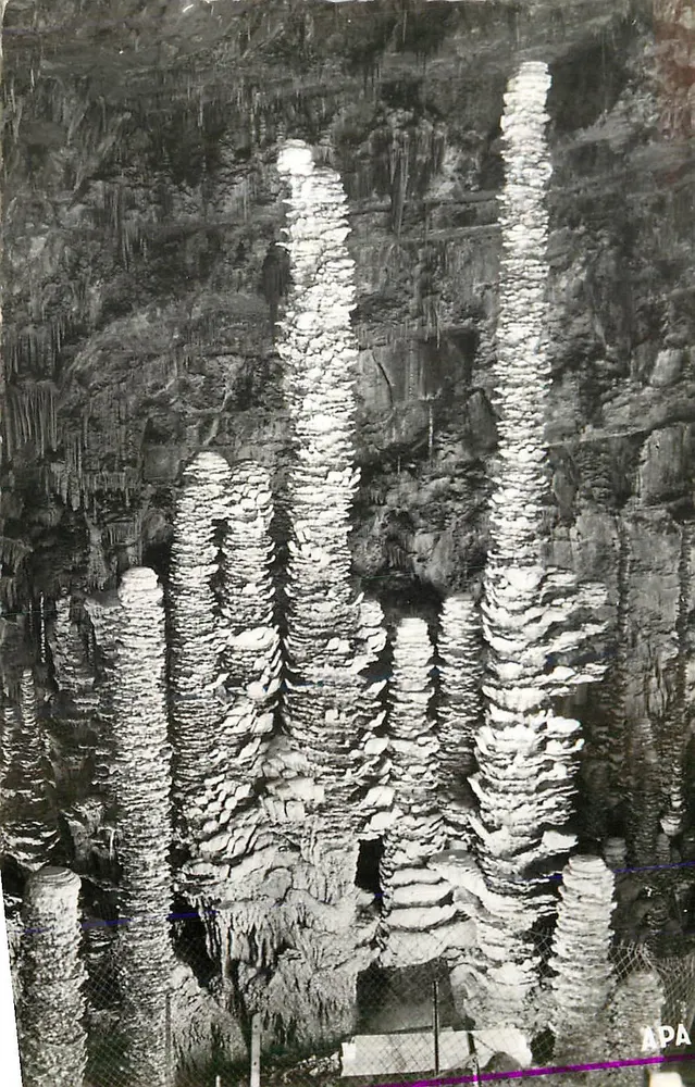 Grotte de la Pierre à l'Écluse — stalagmites et stalactites — éditeur APA - Recto
