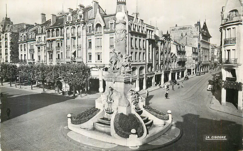 Place de la Cigogne — Fontaine monumentale — La Cigogne, éditeur - Recto