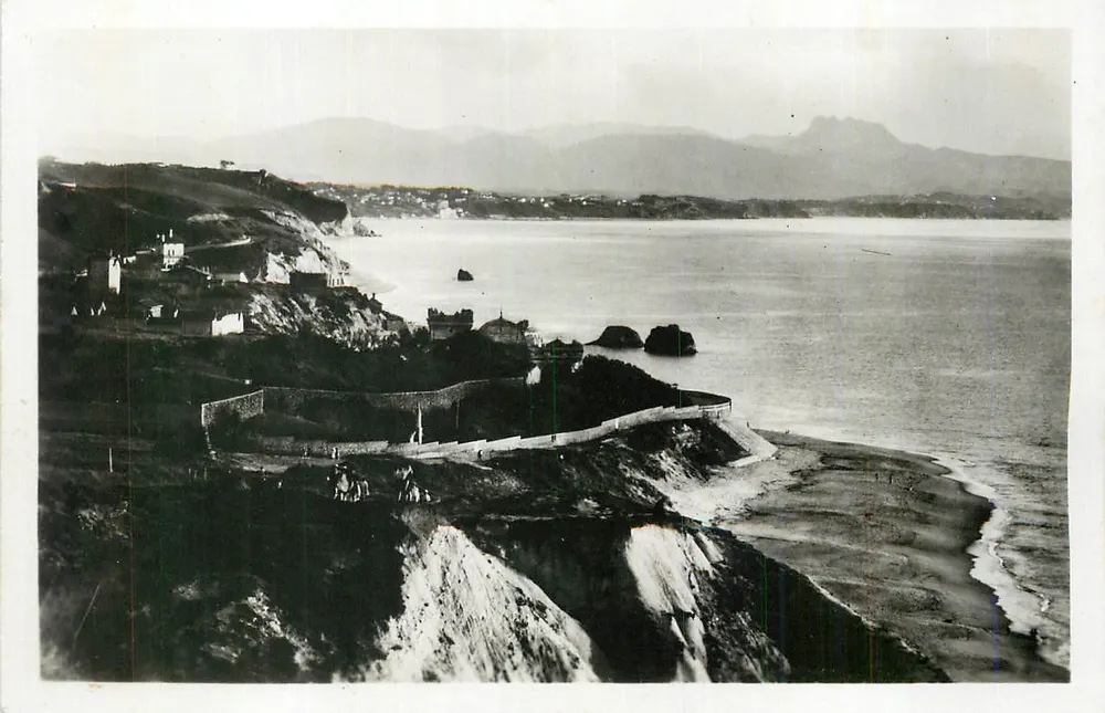 Vista da costa em Saint-Jean-de-Luz — editor não identificado, número de série não visível - Frente