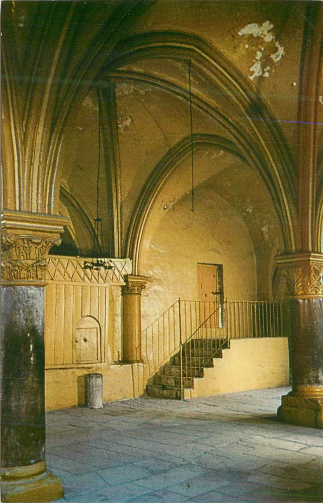 Intérieur d'un bâtiment gothique — voûte ogivale et escalier — éditeur non visible - Recto