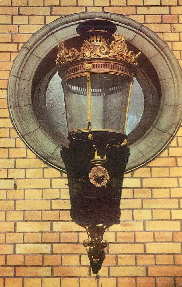 Lâmpada de parede decorada — detalhe arquitetônico — editor e número de série ilegíveis - Frente