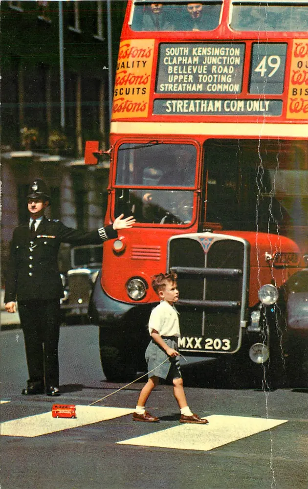 Ônibus 49 em Londres — policial e criança na passarela - Frente