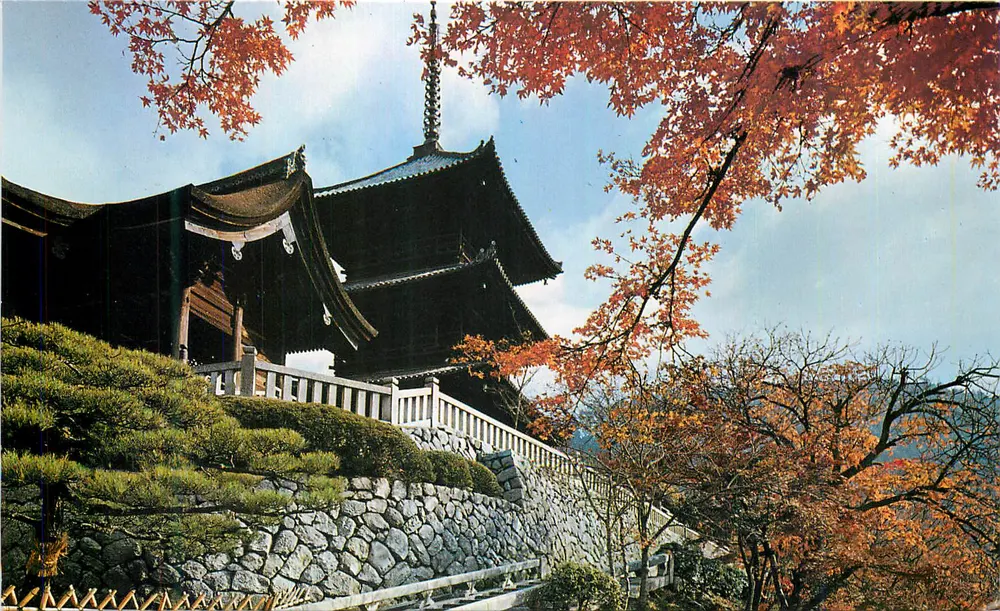 Templo japonês — outono — folhas de carvalho vermelhas — editor não visível - Frente