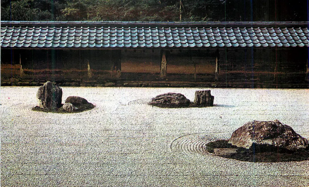 Jardim japonês à raku — rochas e areia — editor não visível - Frente