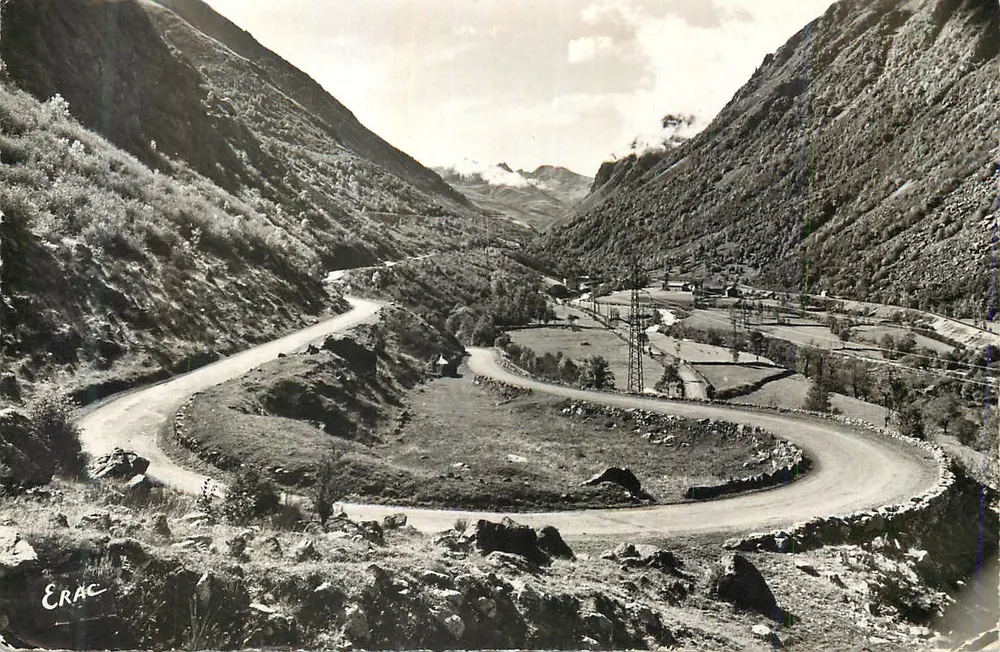 Schlängelnde Straße in einem Bergtal — ERAC - Vorderseite