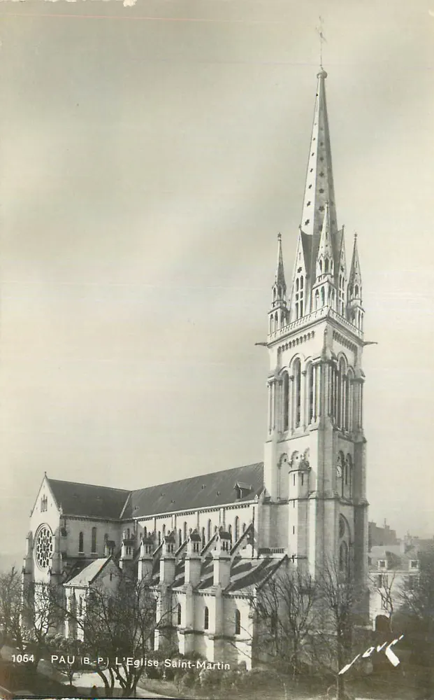 Pau - A Igreja de São Martinho — vista do edifício com seu campanário com ponta - Frente