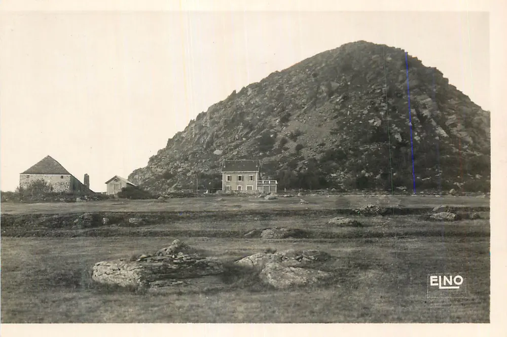 Vista de montanhas e edifícios em Eilno — Editor EILNO, número de série não visível - Frente