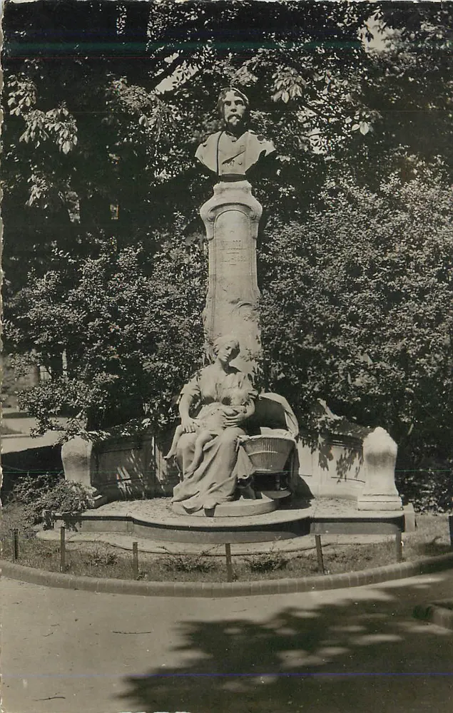 Busto de um homem e estátua de uma mulher com criança — monumento comemorativo — Paris, 19º arrondissement - Frente