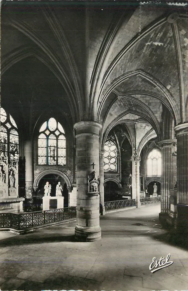 Intérieur de la cathédrale — vue des voûtes et vitraux — Estel - Recto