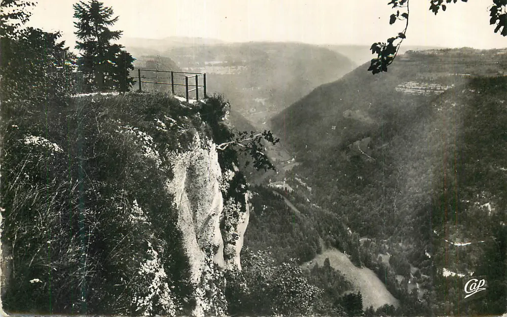 Vista panorâmica de um promontório rochoso — editor Cap - Frente