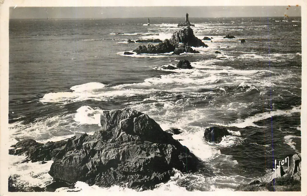 Farol da Ilha de Sein — Rochas e ondas — Editor L. Jon, n° 107 - Frente