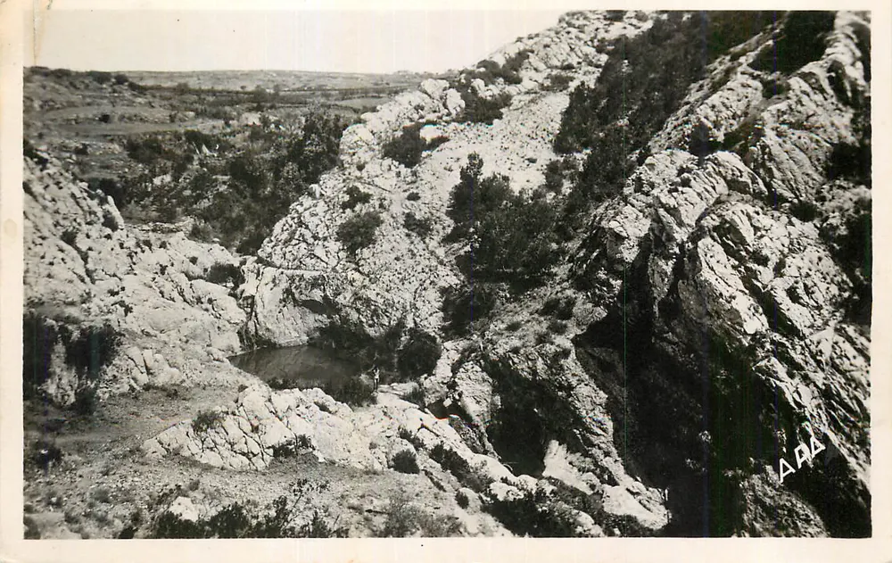 Paisagem rochosa com pequeno lago — Editora desconhecida, número de série ilegível - Frente