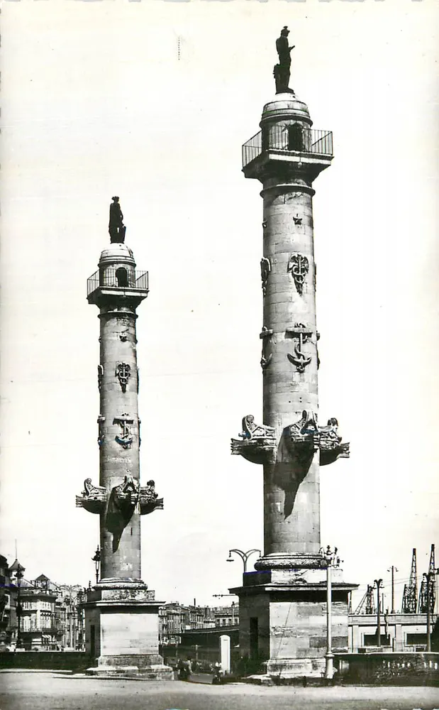 Deux colonnes monumentales à l'entrée des docks — éditeur inconnu, n° de série non lisible - Recto