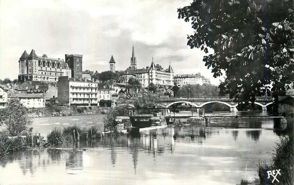 Vista da cidade de Pau — ponte sobre o rio — editor REX - Frente