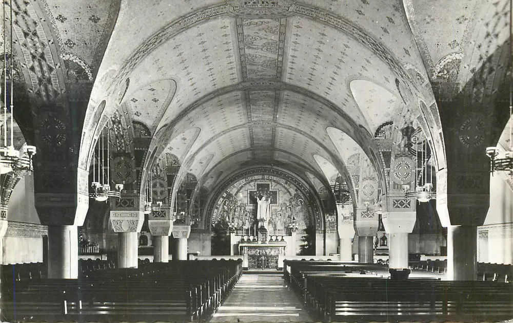 Interior da igreja — vista da nave e do altar — editor não identificado - Frente