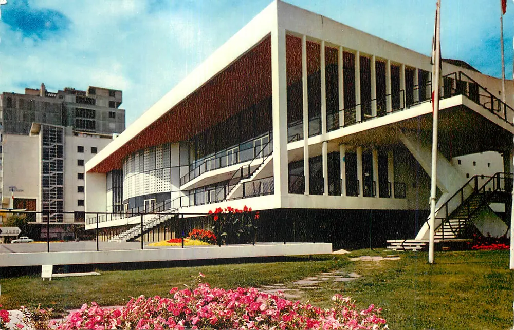 Edifício moderno com escadas externas — vista diurna — editor desconhecido - Frente