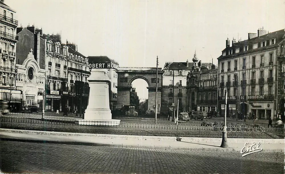 Place de la République — Arco do Triunfo e monumento a Robert Homme — Editor Estel - Frente