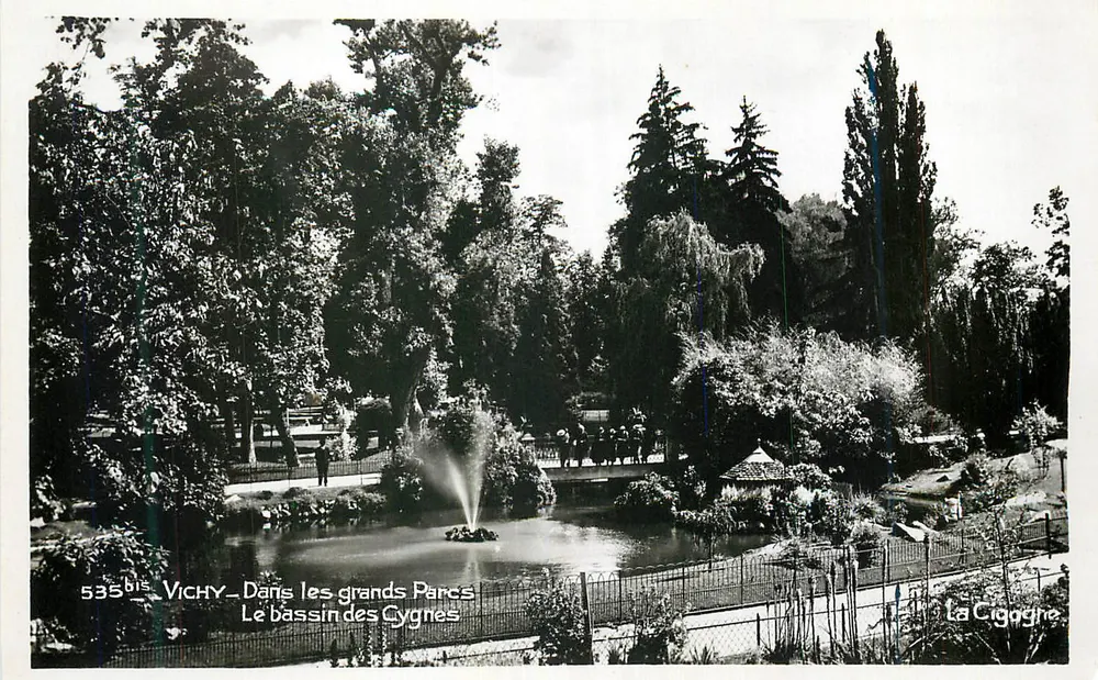 Vichy — Dans les grands Parcs — Le bassin des Cygnes — La Cigogne - Recto