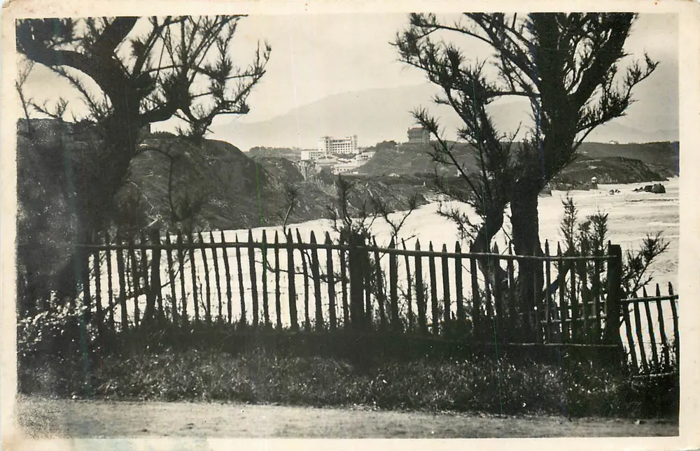 Vista da costa — paisagem costeira com cerca e edifícios em segundo plano — editor não identificável - Frente