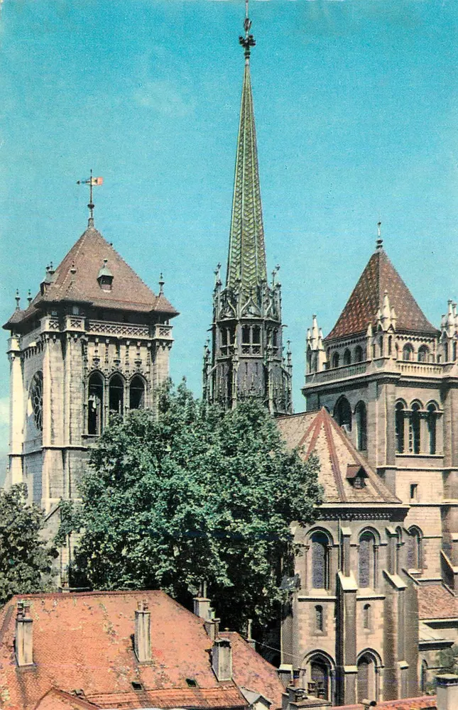 Catedral de Notre-Dame de Estrasburgo — vista das torres e da torre sineira — editor não visível - Frente
