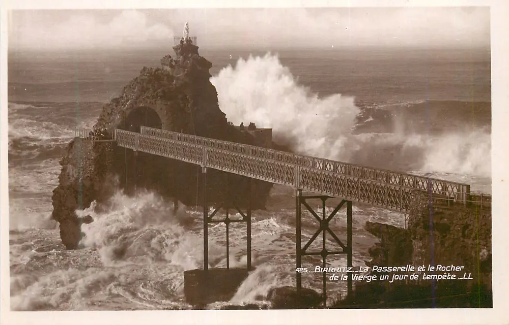 Biarritz — Ansicht der Passerelle und des Rocher de la Vierge an einem stürmischen Tag — LL - Vorderseite