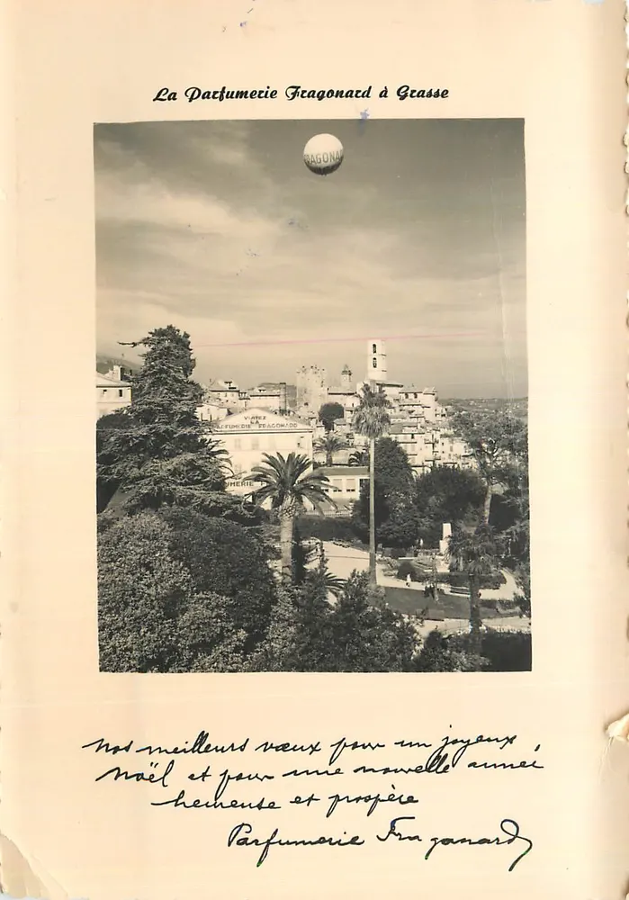 A Parfumeria Fragonard em Grasse — vista panorâmica com balão publicitário - Frente