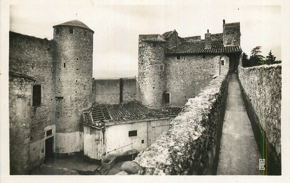 Castelo de Montclus — vista interna — Bilhete postal antigo n° 12345 - Frente