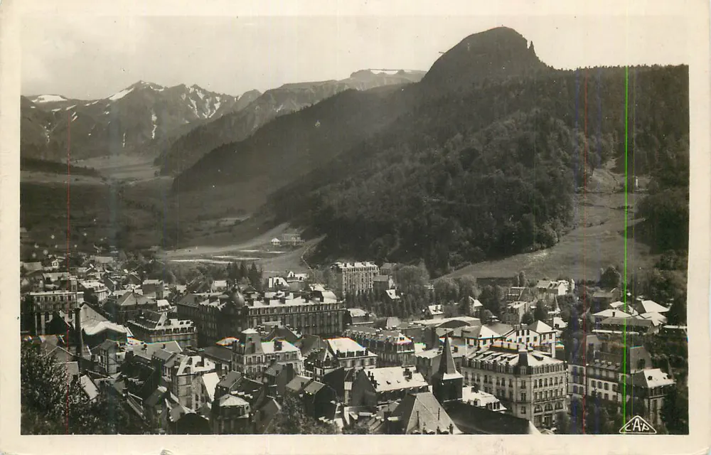 Cidade em vale montanhoso — vista panorâmica — editor CAA - Frente
