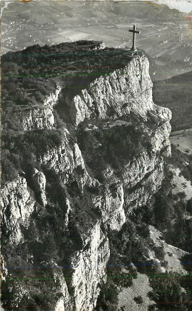Croix sur un sommet rocheux — vue panoramique — éditeur non identifiable - Recto