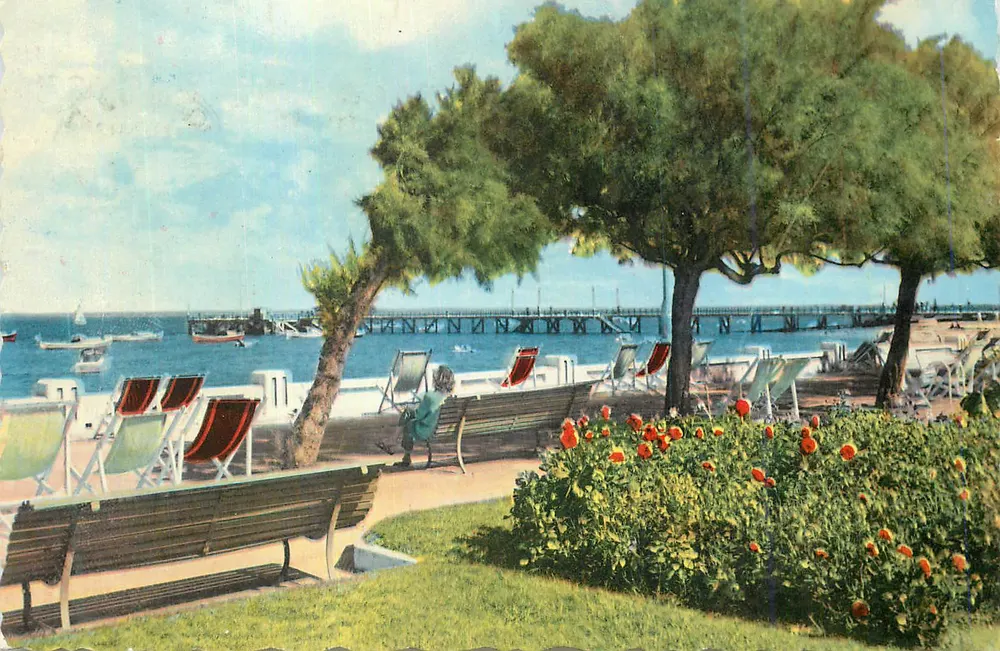 Praia e cais — vista da promenade — editor não visível - Frente